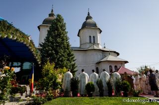 (Foto) Slujire arhierească de hramul istoric al Catedralei Episcopale din Huși