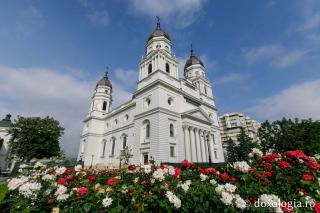 (Foto) Înapoi în biserici: Sfânta Liturghie la Catedrala Mitropolitană din Iași