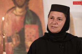(Video) Monahia Justina Bujor evocă personalitatea remarcabilă a părintelui Iustin Pârvu – „El era motorul care ne înviora pe noi”