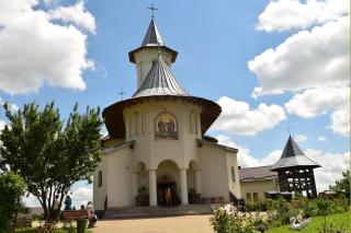 Sărbătoare la Biserica „Sfinţii Apostoli Petru şi Pavel“ din satul Sfântul Ilie - Nou
