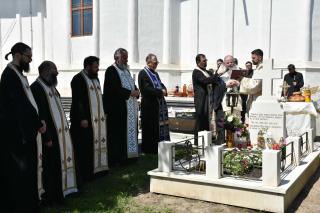 Rugăciuni pentru arhimandritul Mina Dobzeu, la Huşi