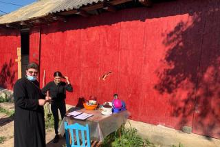 Sprijin pentru o familie nevoiaşă din partea Asociației „Episcop Teodosie Atanasiu” din Sascut