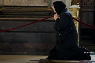 „Omul e mare în faţa lui Dumnezeu atunci când stă în genunchi”