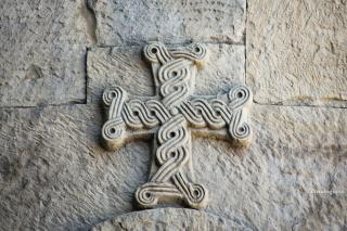 cruce sculptată din piatră