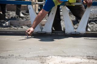 muncitor finisând placa de beton