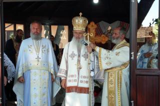 IPS Părinte Mitropolit Serafim a slujit în Parohia „Pogorârea Sfântului Duh” din Negreşti