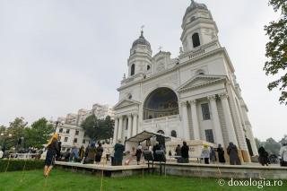 (Foto) Credincioșii din Iași au participat la Sfânta Liturghie oficiată în curtea Catedralei Mitropolitane