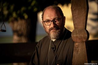 (Video) Părintele Constantin Necula: „Omul care se roagă forțează porțile dinăuntrul inimii sale”