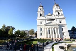 (Video) Închinătorii Sfintei Parascheva – la raclă, de ziua Cuvioasei