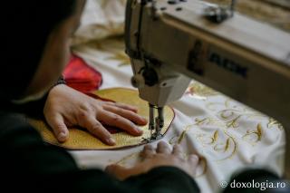 (Foto) Pregătire pentru hram – cum arată noul veșmânt al Sfintei Cuvioase Parascheva