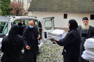 Maicile de la Centrul eparhial au confecționat într-o noapte 2.600 de prosoape pentru spitalele timișorene