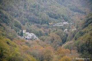 (Foto) Ultimele zile de toamnă la Schitul Lacu – Athos