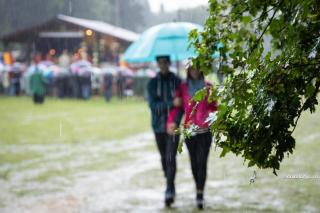 cuplu sub umbrelă