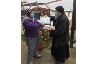 O mie de kituri școlare pentru copiii defavorizați din Arhiepiscopia Romanului și Bacăului