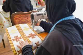 maică lucrând în atelierul de croitorie
