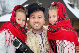 (Interviu) Despre colinde și Crăciunul în Bucovina, cu Alexandru Brădățan: „Cântecul meu trebuie să fie ca o predică”