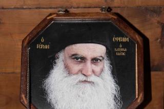 Cinstitul cap al Sfântului Efrem Katunakiotul