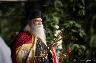„Lecţia iubirii şi a împlinirii legii” - Predica Înaltpreasfințitului Părinte Calinic la Duminica a XXVII-a după Rusalii (Tămăduirea femeii gârbove)