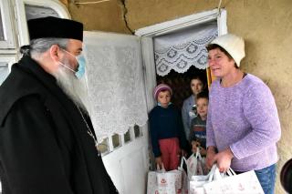 Caravana „Dar de Crăciun” din Episcopia Huşilor ajunge la 3000 de copii din judeţul Vaslui