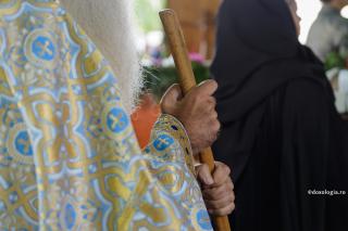 Să păstorim turma „cu voie bună, nu cu silnicie”!