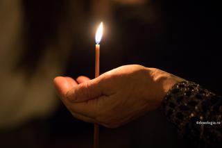 lumânare aprinsă în mână