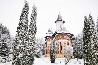(Foto) Veșmânt de zăpadă peste biserica „Sfântul Ioan Iacob Hozevitul” de la Seminarul Teologic de la Mănăstirea Neamț