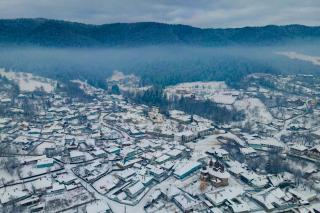 (Foto) Când rugăciunea îmbracă straie de iarnă: În zbor peste Mănăstirea Văratec
