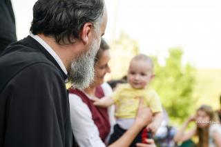 Când preotul e părinte al tuturor: „Copiii știu cel mai bine că faceți parte din familia noastră”