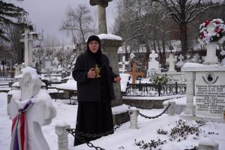(Video) Plimbare prin cimitirul Mănăstirii Văratec – loc de povești și de învățăminte veșnice