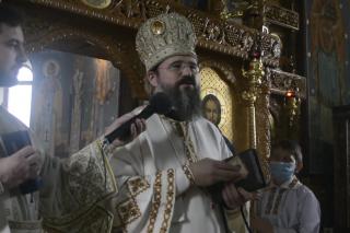 (Video) „Oare de ce venim la Dumnezeu în biserica Sa?” – Preasfințitul Părinte Episcop Macarie