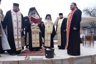 Doi ierarhi au pus piatra de temelie a Bisericii „Sfântul Nicolae” din Edineţ