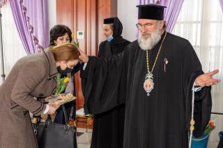 Cărți și flori pentru angajatele Centrului eparhial Roman
