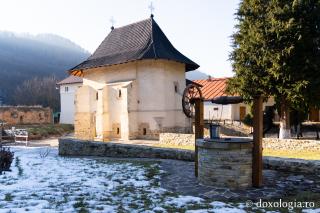 Biserica voievodală cu două altare suprapuse de la Mănăstirea Pângărați