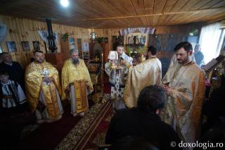 Binecuvântare arhierească în parohia care a rămas fără biserică. PS Nichifor Botoșăneanul: „Moare omul sfânt, sfințenia lui rămâne lucrătoare”