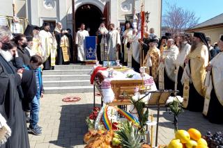 Părintele Dumitru Merticariu a fost înmormântat lângă biserica unde a slujit aproape trei decenii