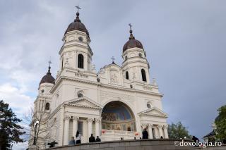 (Foto) „În mormânt, Viață...” – Fragmente din slujba Prohodului la Catedrala mitropolitană și la mănăstirea Sfinții Trei Ierarhi din Iași, 2021
