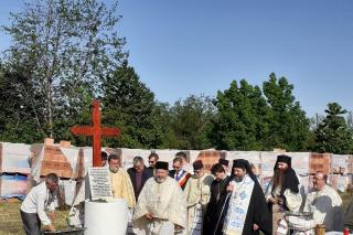 Parohia Dealul Crucii va avea o biserică nouă. PS Nichifor Botoșăneanul a pus piatra de temelie a bisericii
