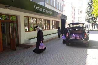Profesorii şi actorii pensionari din Bălţi au primit daruri din partea Bisericii