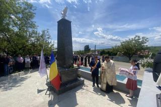 În Parohia Huruiești I s-a sfinţit un monument al eroilor