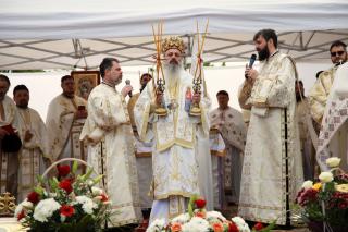 Slujbă arhierească în localitatea Crucea. IPS Teofan a binecuvântat centrul social al Parohiei „Sf. Voievozi”