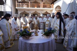 Biserica din localitatea suceveană Rădășeni a fost sfințită de șapte ierarhi
