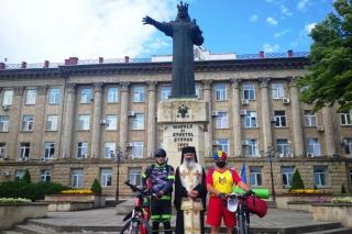 Binecuvântare arhierească pentru doi veterani aflaţi în Turul Unirii