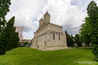 (Foto) Priveghere în cinstea Sfintei Parascheva la Mănăstirea „Sfinții Trei Ierarhi” din Iași