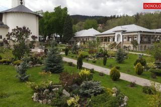 (Video) Pași de pelerin prin „Grădina Maicii Domnului” de la Mănăstirea Văratec