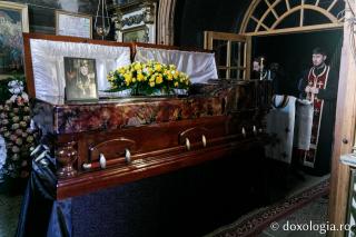 Sicriul cu trupul Maicii Siluana a fost depus la Biserica Talpalari
