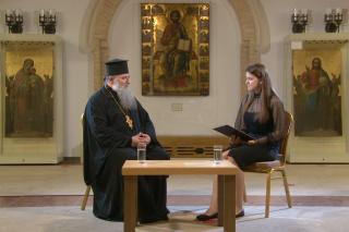 (Video) Lacrimi, minuni și gânduri de mulțumire lângă racla Sfintei Parascheva – mărturiile Arhim. Dosoftei Șcheul