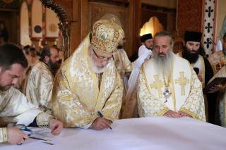 6 ierarhi, prezenți la sfințirea Bisericii cu hramurile „Acoperământul Maicii Domnului” şi „Sfântul Mare Mucenic Gheorghe” din satul Cracăul Negru-Neamț