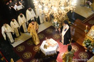(Foto) Slujba Privegherii, oficiată la Catedrala Mitropolitană din Iași în cinstea Ocrotitoarei Moldovei