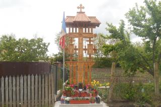 „Drumul Crucii”, format din 14 troițe sculptate din stejar, în parohiile Chișcăreni și Sat Nou