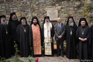 (Foto) Sfânta Liturghie arhierească și dezvelirea unei plăci omagiale în cinstea Mitropolitului georgian Iona Ghedevanişvili – Mănăstirea Pângărați